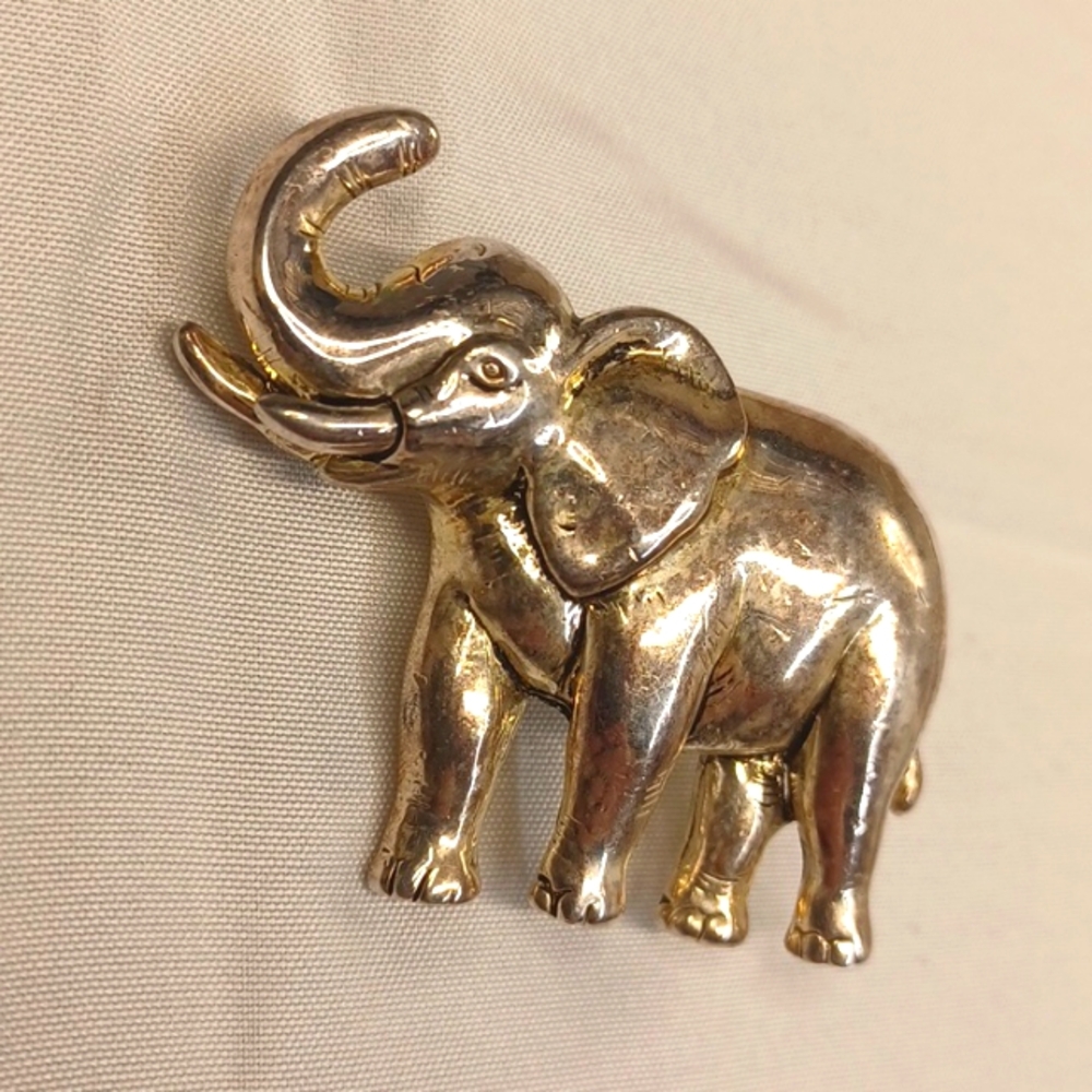 Elegant Silver Tone Elephant Pendant - Picture 2 of 4
